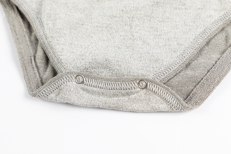Baby-Body – Druckknöpfe im Schritt für einfaches An- und Ausziehen.