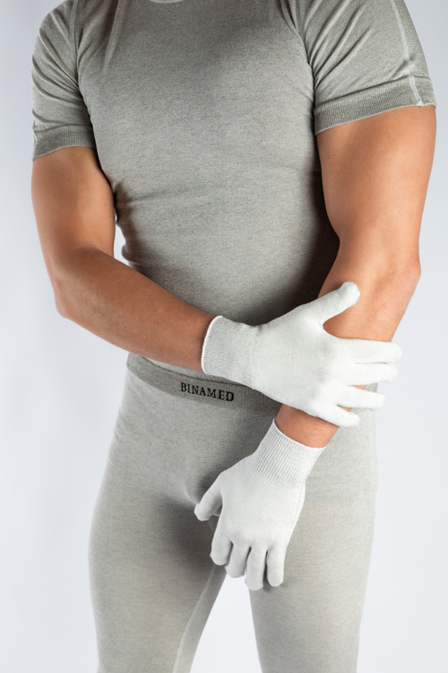 BINAMED® - Fingerhandschuhe Herren Fingerhandschuhe weiß – getragen von einem Mann, hautfreundliche Silbertextilien, elastisch, atmungsaktiv und juckreizlindernd.