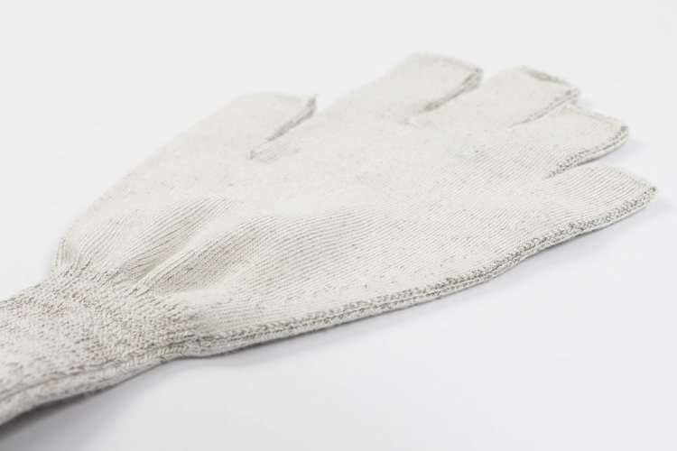 Handschuh weiß ohne Fingerspitzen – einzelner Handschuh auf weißem Hintergrund, hautfreundliches Silbertextil, elastisch und atmungsaktiv.
