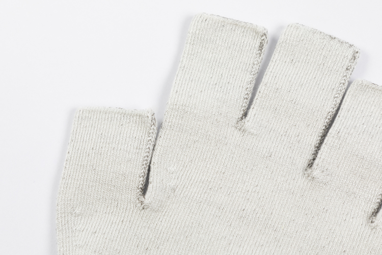 Detailansicht BINAMED® Damenhandschuhe ohne Kuppen – sichtbare vier Fingerpartien, hautfreundliches Silbertextil, elastisch und atmungsaktiv.
