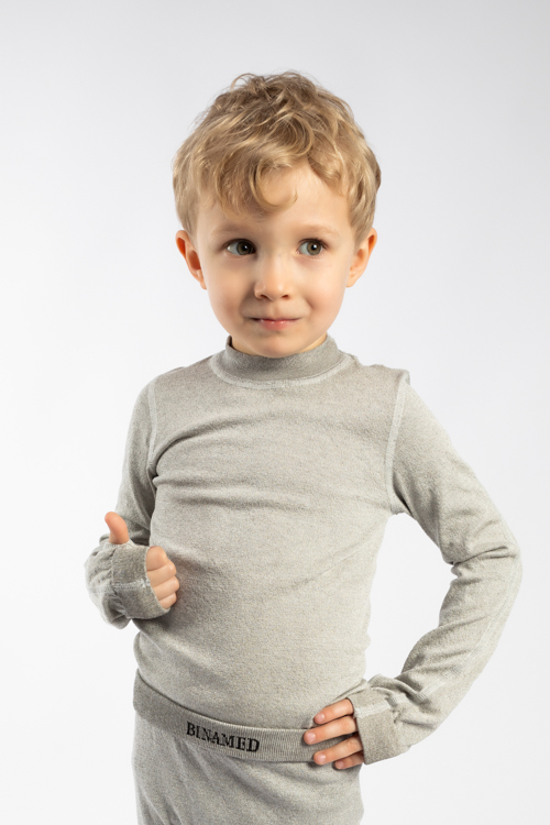 BINAMED® - Shirt Langarm Kleinkinder/Kinder Detail Bund Kinder-Langarmshirt mit Binamed-Schriftzug – getragen von einem Kleinkind. Elastisch & hautfreundlich.