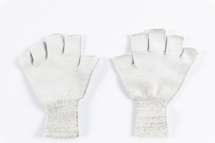 Fingerloser Kinderhandschuh – einzelner Handschuh aus hautfreundlichem Silbertextil, elastisch, atmungsaktiv und juckreizlindernd, auf weißem Hintergrund.