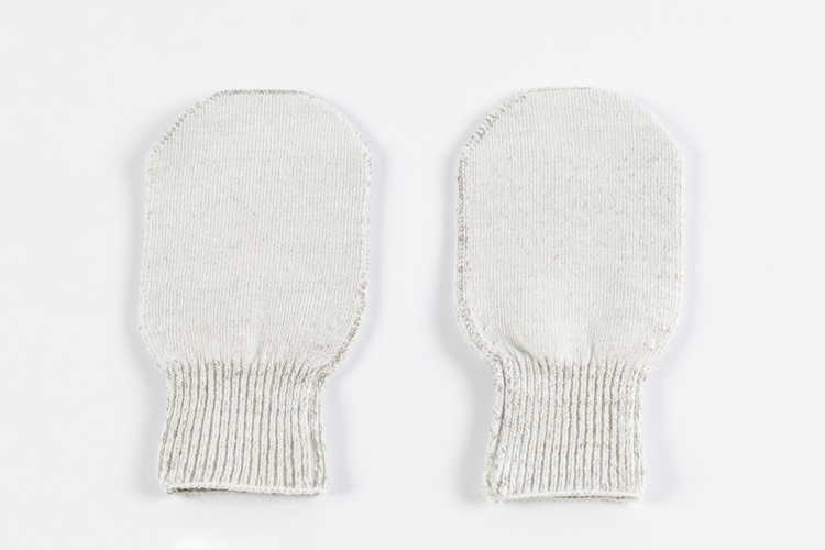 Fäustlinge ohne Daumen – zwei Handschuhe aus hautfreundlichem Silbertextil, atmungsaktiv, elastisch und juckreizlindernd.