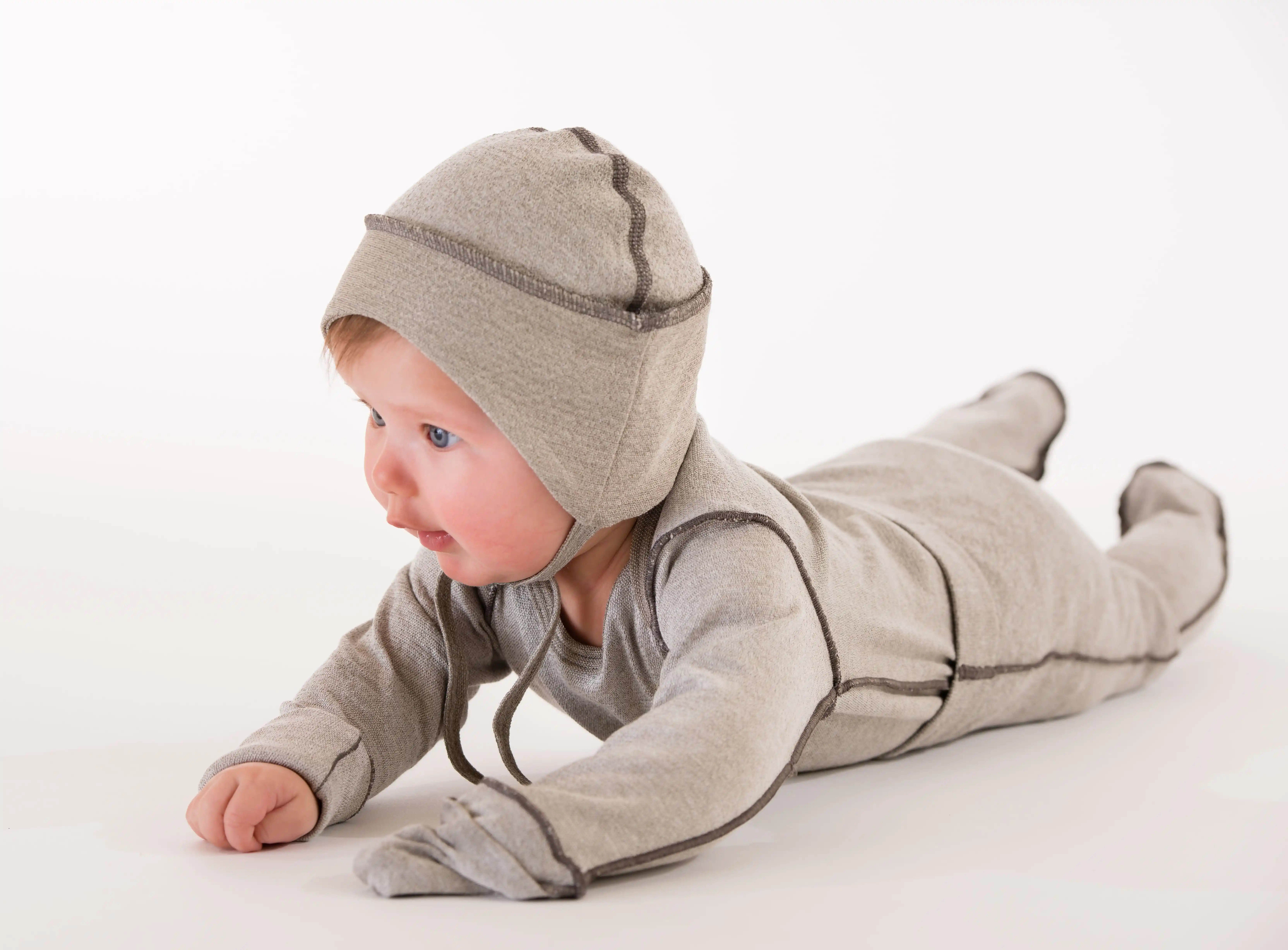 Baby-Mütze silber – hautfreundlich, atmungsaktiv und juckreizreduzierend, elastisch für perfekten Sitz für ihr Baby. Made In Germany Schriftzug auf der Innenseite.
