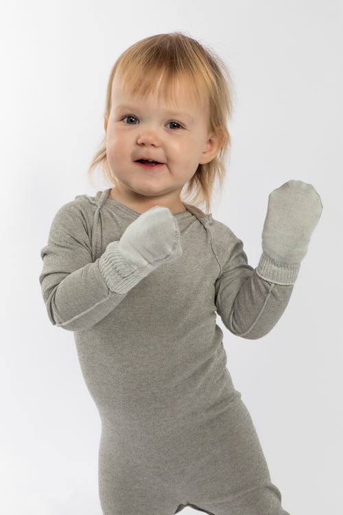 Fäustlinge ohne Daumen – von Baby getragen, hautfreundliche Silbertextilien lindern Juckreiz, Baby lacht entspannt.