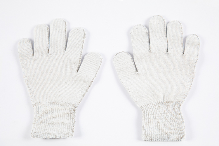 Kinder-Fingerhandschuh, paar – einzelner Handschuh aus hautfreundlichem Silbertextil, elastisch, atmungsaktiv und juckreizlindernd, auf weißem Hintergrund.