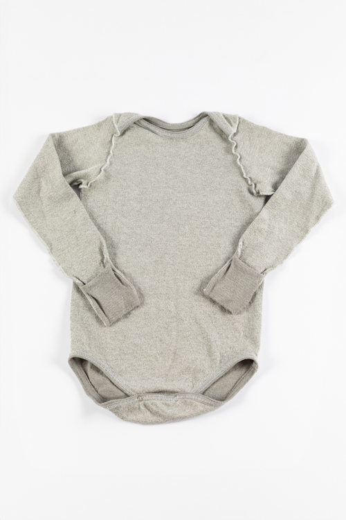 Baby-Body langarm (umgestülpt) – zeigt die Hautseite mit 100% reinem Silbergarn, hautfreundlich, atmungsaktiv und juckreizreduzierend.