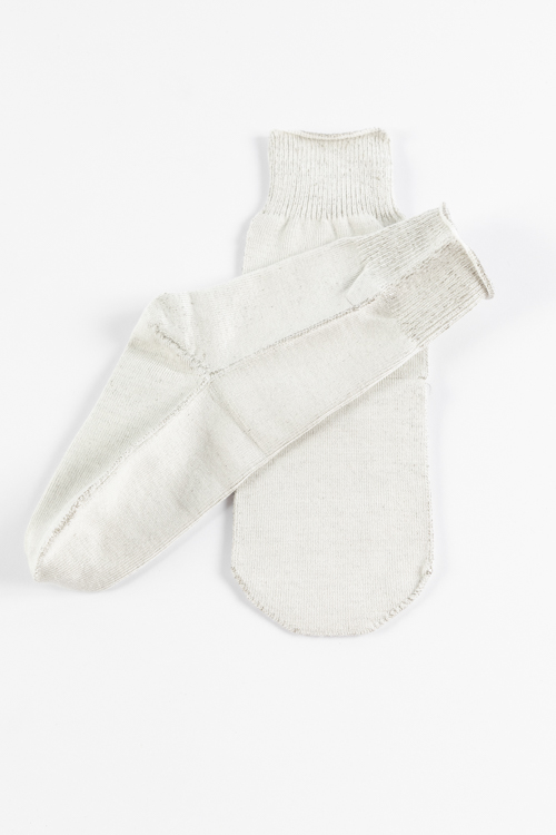 Kindersocken – hautfreundliche Silbertextilien, atmungsaktiv, elastisch und juckreizlindernd, auf weißem Hintergrund.