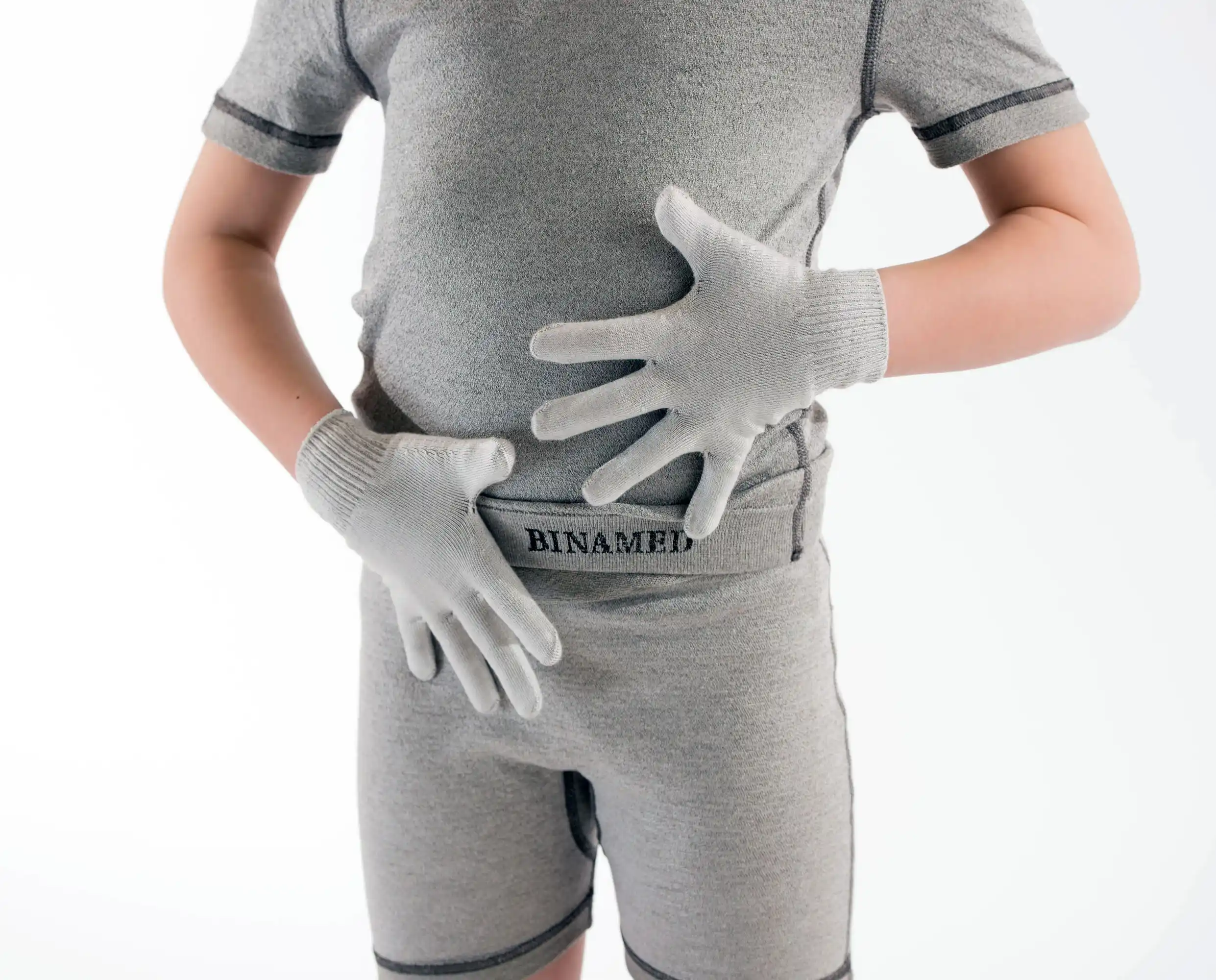 Kinder-Handschuhe silber – getragen von einem Kind, hautfreundliche Silbertextilien, atmungsaktiv und juckreizlindernd.