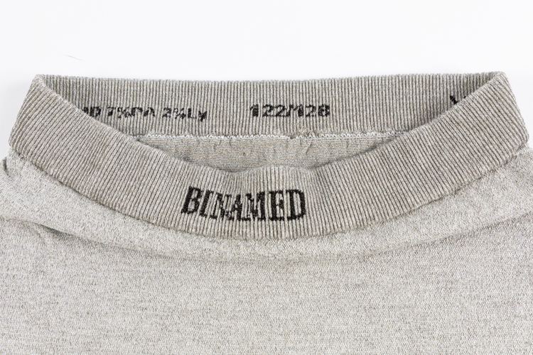 Detailansicht Kinder-Leggings – elastischer Beinbund mit Schriftzug ‚Binamed‘, hautfreundlich verarbeitet.