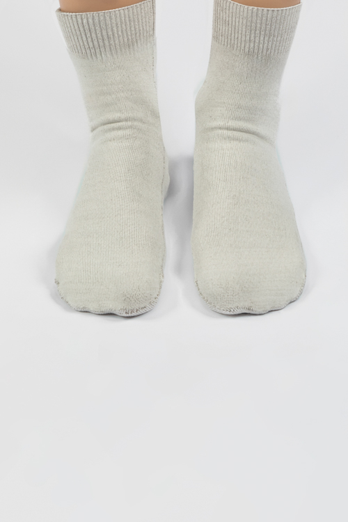 BINAMED® - Socken Kleinkinder/Kinder Kindersocken – hautfreundliche Silbertextilien, atmungsaktiv, elastisch und juckreizlindernd, auf weißem Hintergrund.