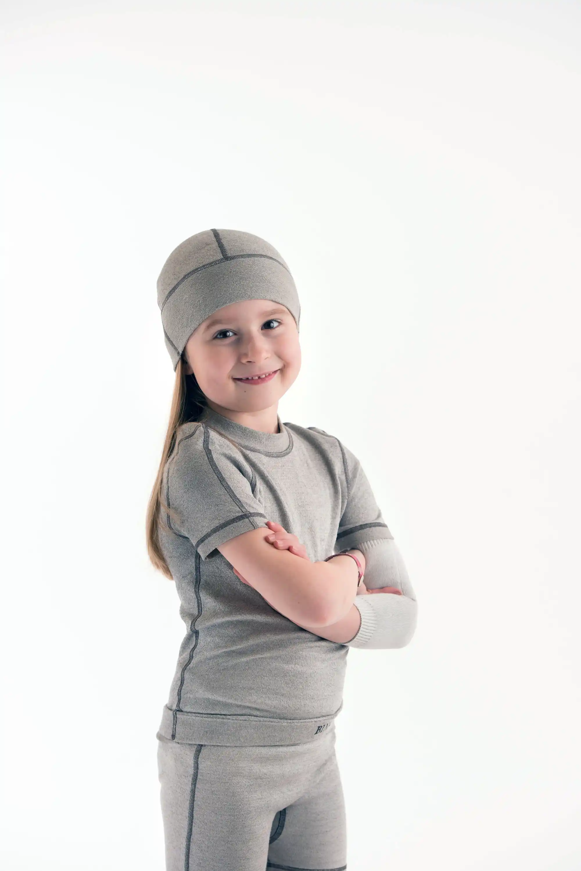 BINAMED® - Mütze Kleinkinder/Kinder Kinder-Mütze silber – getragen von einem Kind, hautfreundliche Silbertextilien, atmungsaktiv und juckreizlindernd.
