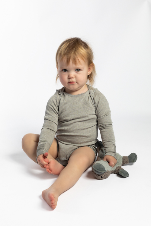 Baby in Langarm Baby-Body – Druckknöpfe im Schritt für einfaches wechseln. Hautfreundlich und atmungsaktiv, reduziert Juckreiz und sitzt elastisch-perfekt.