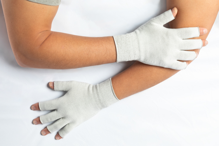 Herren-Handschuhe weiß ohne Fingerspitzen – getragen von einem Mann, hautfreundliche Silbertextilien, elastisch, atmungsaktiv und juckreizlindernd.