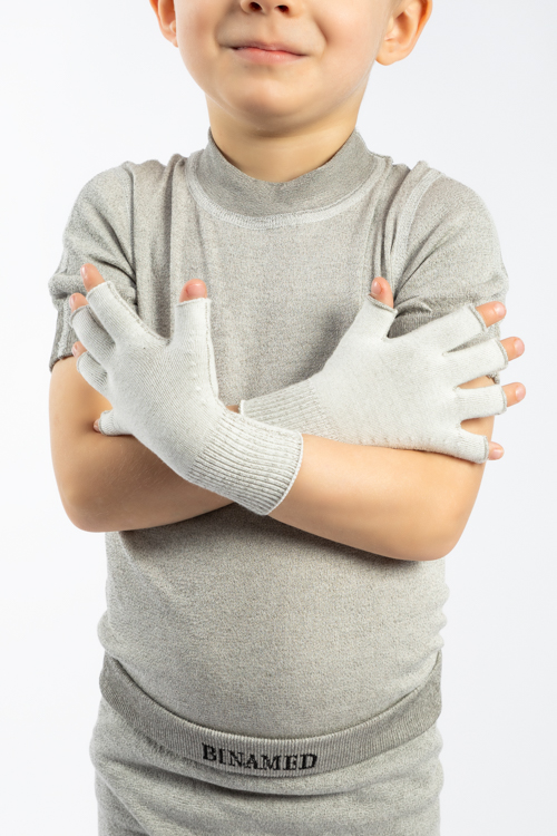 Fingerlose Kinderhandschuhe – von frühlichem Kind getragen, zeigt alle zehn Finger; hautfreundliche Silbertextilien, elastisch und juckreizlindernd.