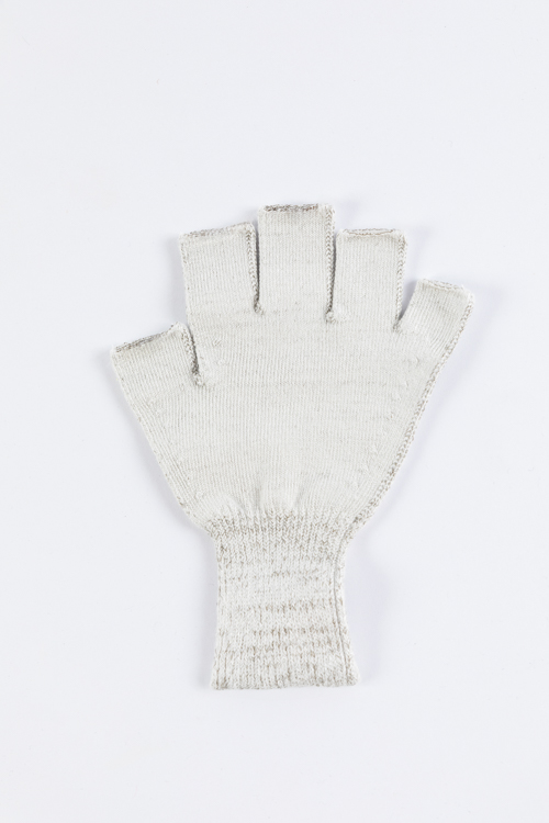 Fingerloser Kinderhandschuh – einzelner Handschuh aus hautfreundlichem Silbertextil, elastisch, atmungsaktiv und juckreizlindernd, auf weißem Hintergrund.