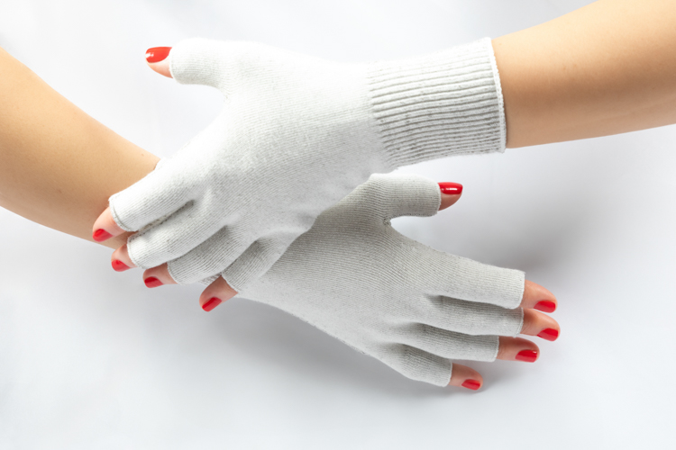 Damen-Fingerhandschuhe ohne Kuppen – getragen an Händen mit rotem Nagellack, hautfreundliche Silbertextilien, elastisch und juckreizlindernd.