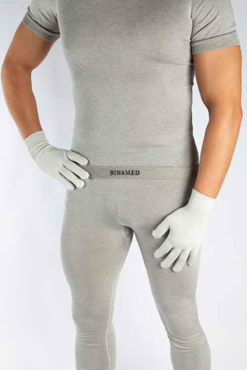 Fingerhandschuhe weiß – getragen von einem Mann, hautfreundliche Silbertextilien, elastisch, atmungsaktiv und juckreizlindernd.