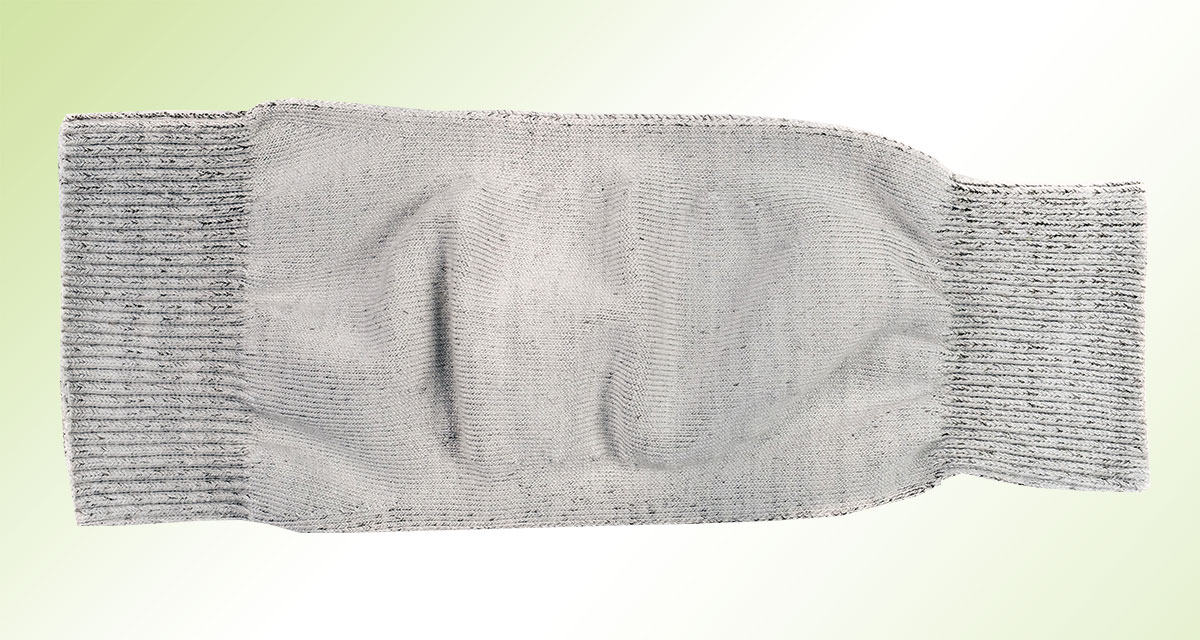 Kniestulpe_Detail Detailansicht BINAMED® Kniestulpen aus Silbertextil – auf grünem Hintergrund, elastisch, hautfreundlich und atmungsaktiv.