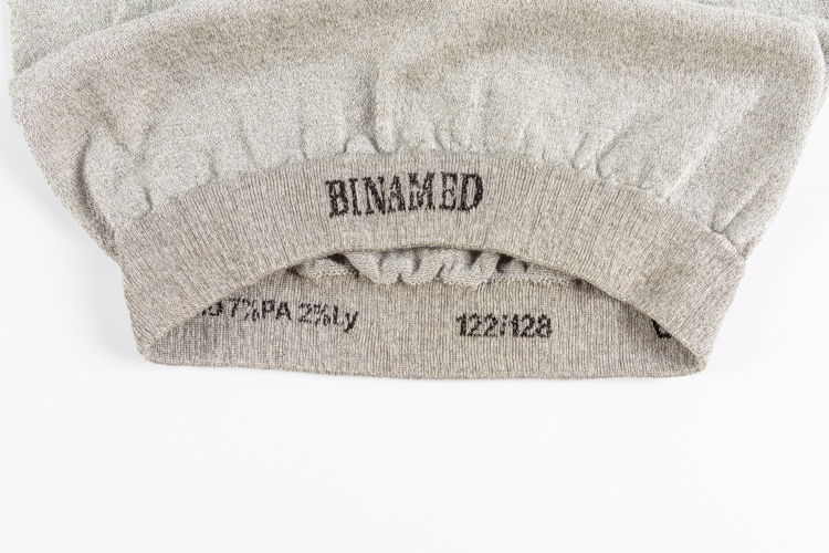 Detailansicht Kinder-Langarmshirt – elastischer Bund mit Schriftzug ‚Binamed‘, hautfreundlich verarbeitet.