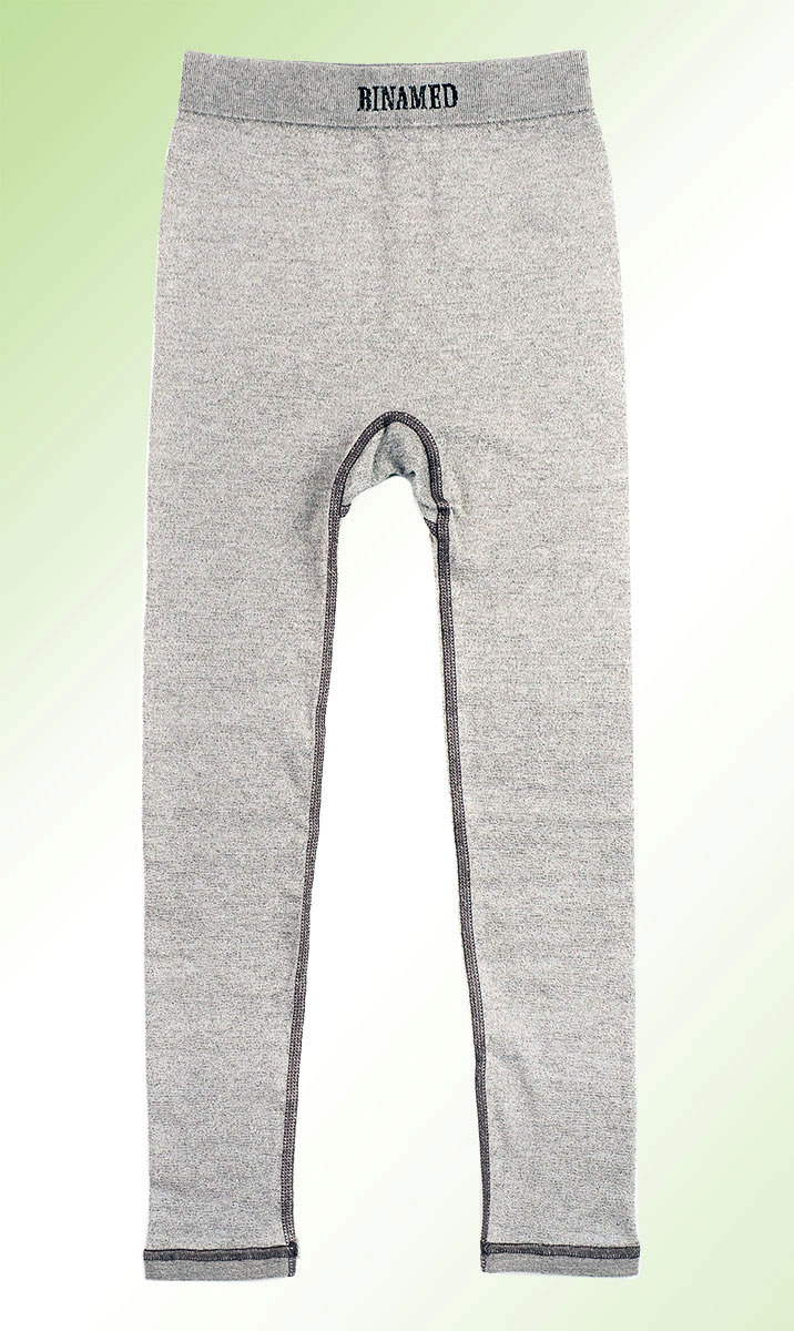 Herren_LegginsSWv1JuGzt0lC4 Herren-Leggings hellgrau aus Silbertextil – auf hellgrünem Hintergrund, hautfreundlich, elastisch und atmungsaktiv.