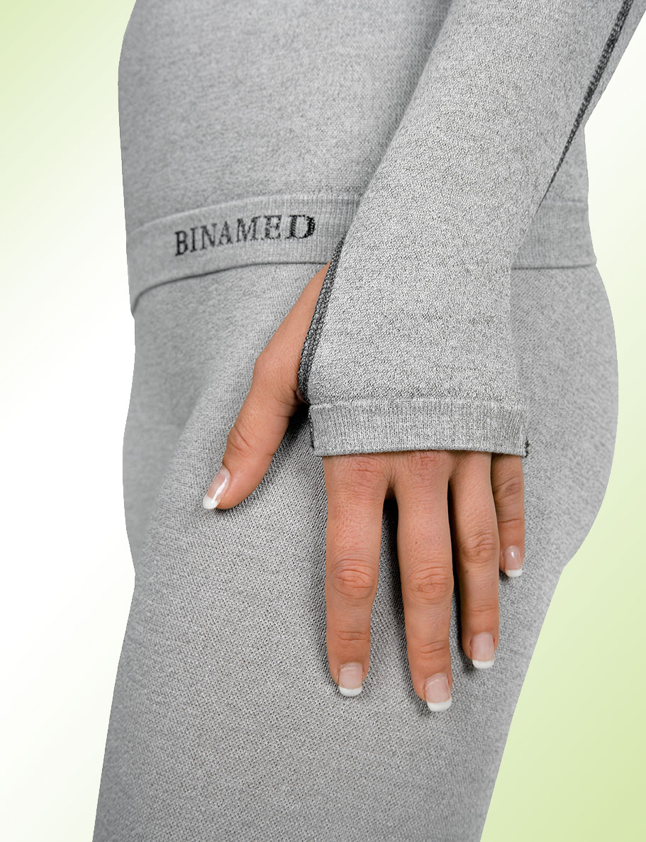 Handschlaufe_Frau Damen in Silbertextil-Leggings und Shirt – Seitenansicht der Hüfte mit sichtbarer Hand, hautfreundlich, elastisch und atmungsaktiv.