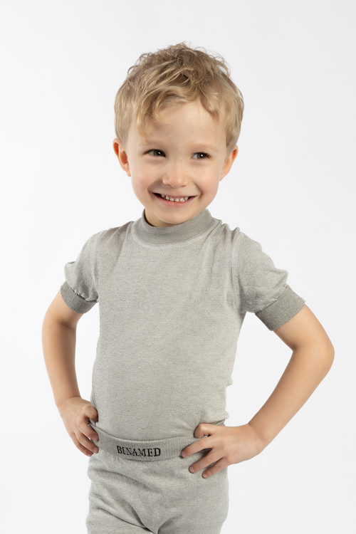 Kinder-Kurzarmshirt – von Kleinkind getragen, hautfreundliche Silbertextilien, atmungsaktiv, elastisch und juckreizlindernd.