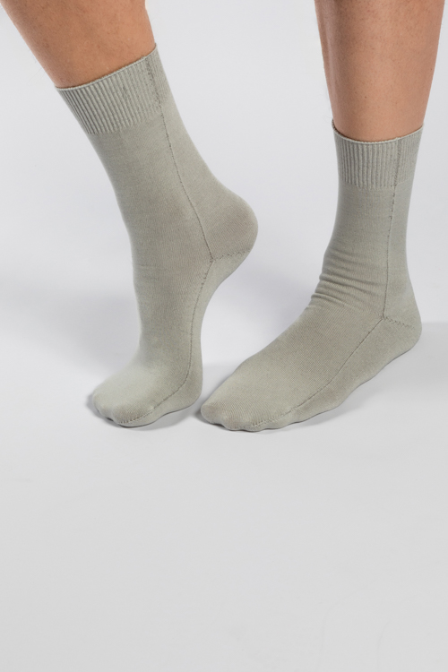 BINAMED® - Socken Herren Herren-Socken halbhoch silber-weiß – getragen an Männerfüßen, hautfreundliche Silbertextilien, elastisch, atmungsaktiv und juckreizlindernd.