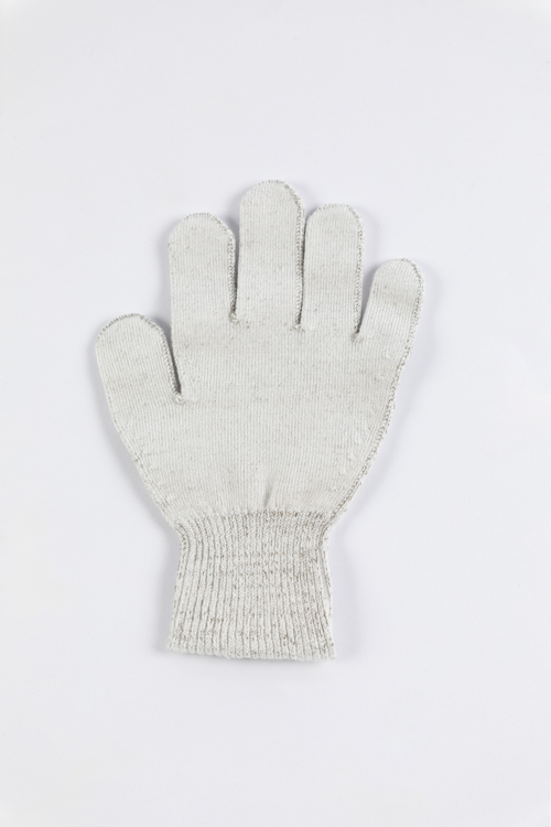 Kinder-Fingerhandschuh – einzelner Handschuh aus hautfreundlichem Silbertextil, elastisch, atmungsaktiv und juckreizlindernd, auf weißem Hintergrund.