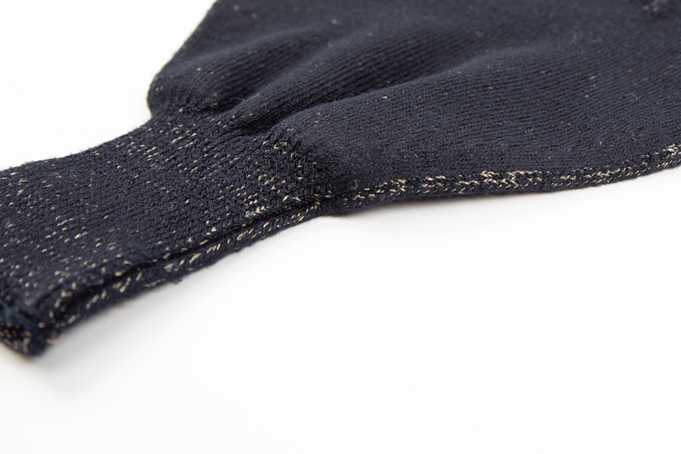 Detailansicht Fingerhandschuh – elastischer, breiter Bund aus hautfreundlichem Silbertextil mit perfekter Passform.
