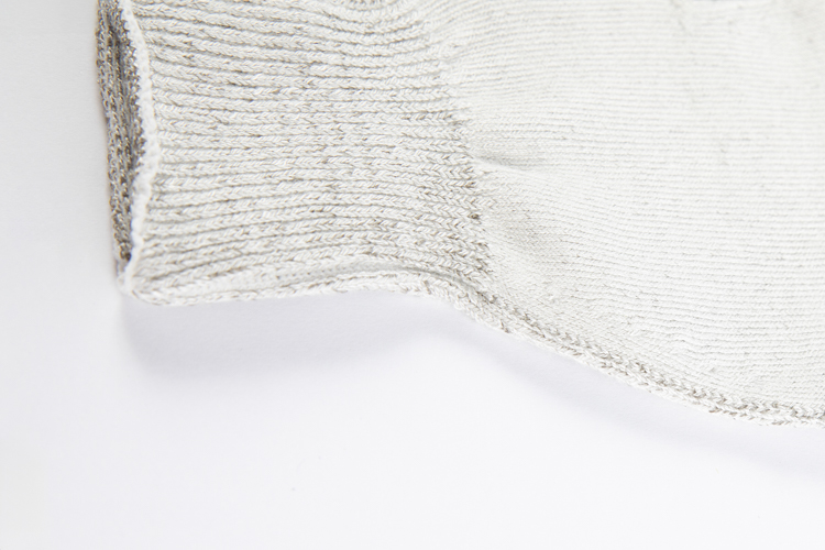 Detailansicht Kinder-Fingerhandschuh – elastischer Bund aus hautfreundlichem Silbertextil, weich und passgenau.