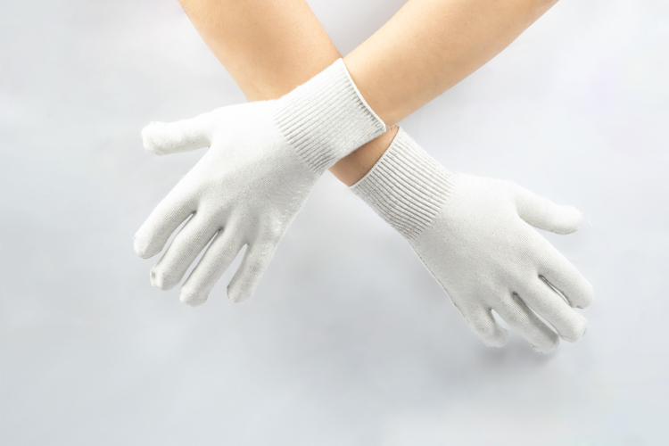 BINAMED® - Fingerhandschuhe Damen Damen-Fingerhandschuhe – elegante Neurodermitiskleidung aus medizinischen Silbertextilien, hautfreundlich und atmungsaktiv, lindert Juckreiz spürbar und überzeugt mit elastischer, anschmiegsamer Passform.